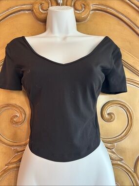 Lululemon Women’s Black V-Neck Short Sleeve Crop Top